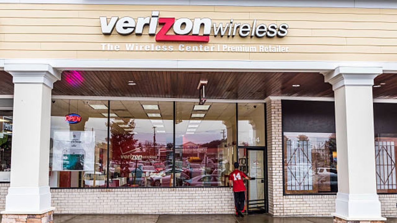 is verizon wireless open on labor day